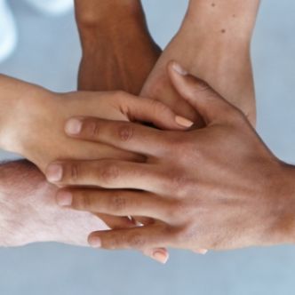 Des mains qui convergent