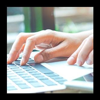 photo de mains sur un clavier