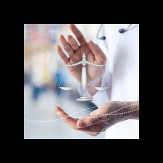 Des mains qui tiennent une balance