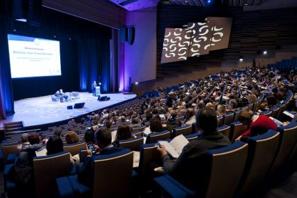 Vue d'un amphithéâtre plein lors d'un congrès