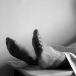 Photo des pieds d'un cadavre