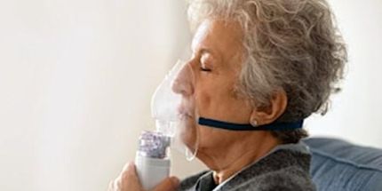 Photo d'une dame aux cheveux gris avec un masque à oxygène