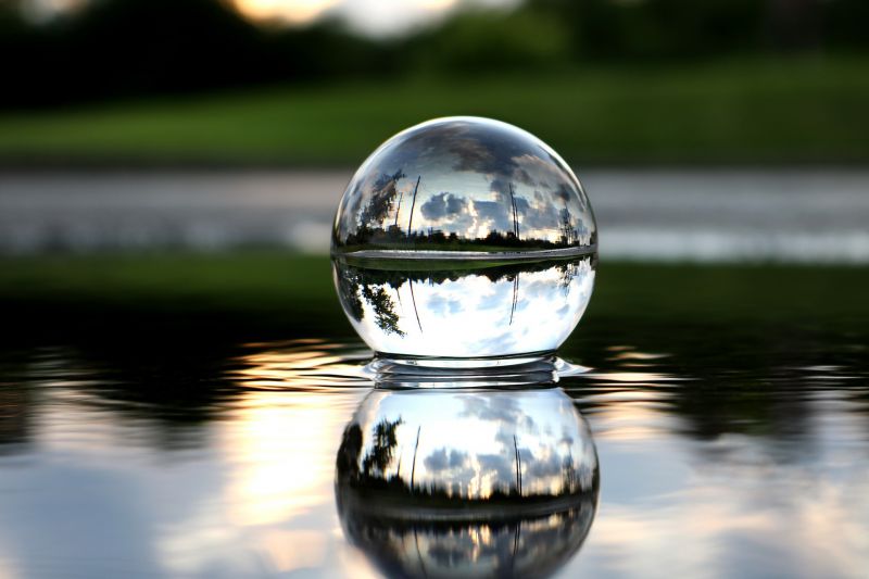 Une boule de cristal flottant sur un lac