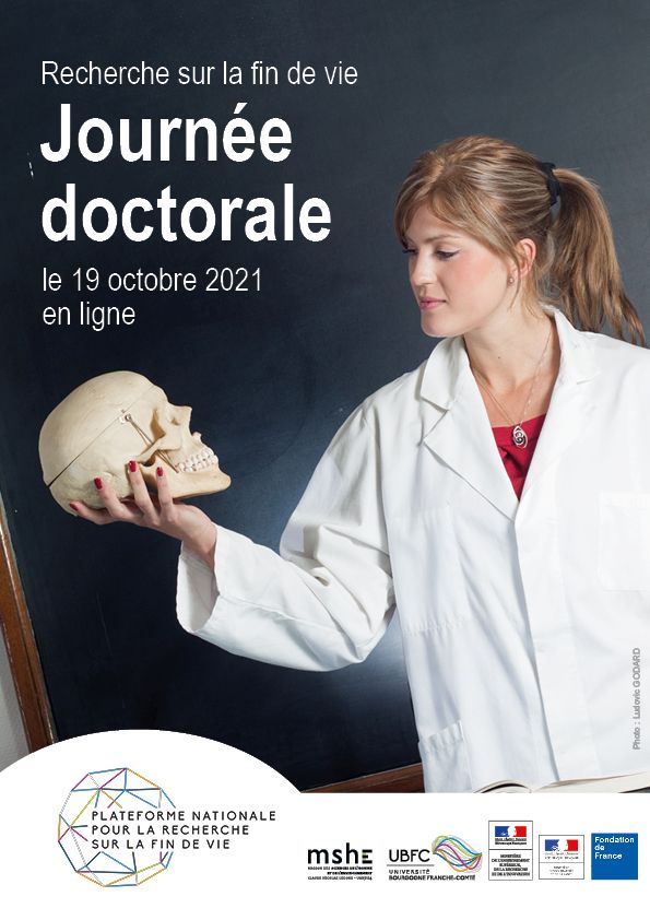 Affiche des journées doctorales 2021 représentant une jeune femme en blouse tenant un crâne