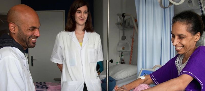 Deux soignants et une personne malade qui sourient