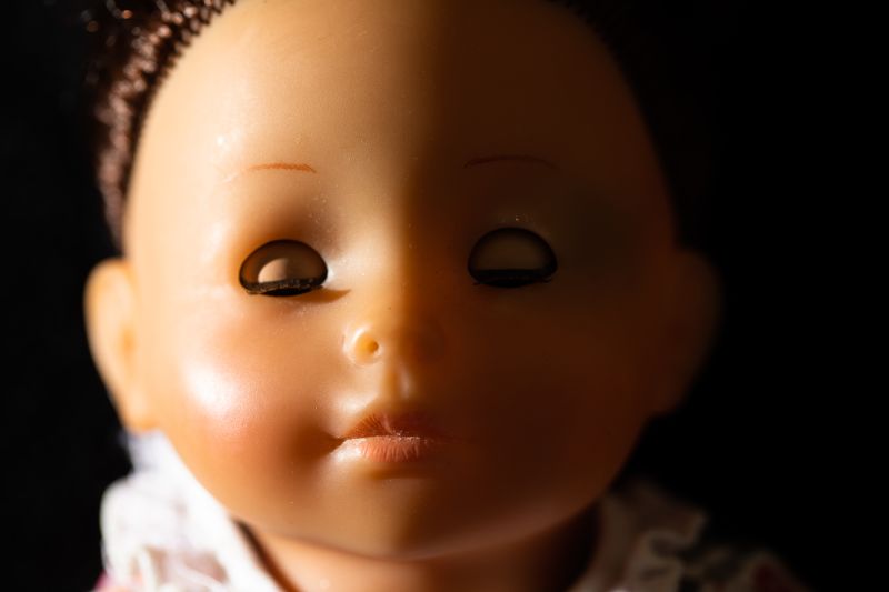 Photo de poupée avec les yeux fermés - Crédit photo Ludovic Godard