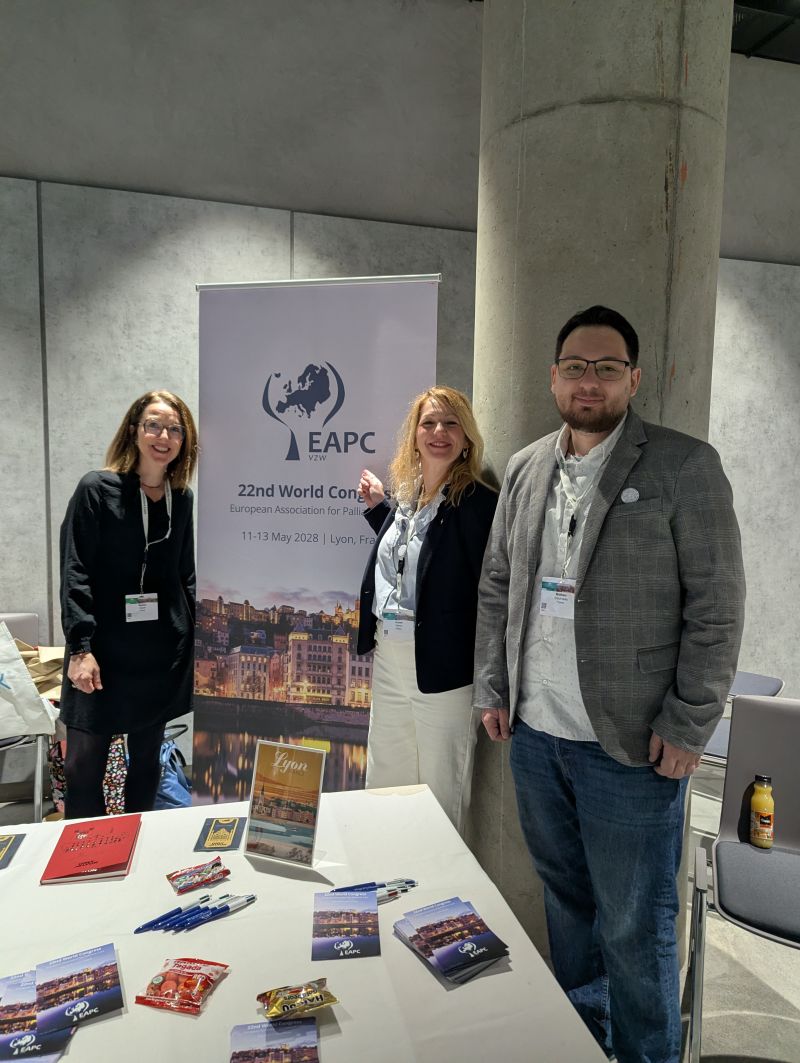 L'équipe de la Plateforme devant le stand de l'EAPC 2028